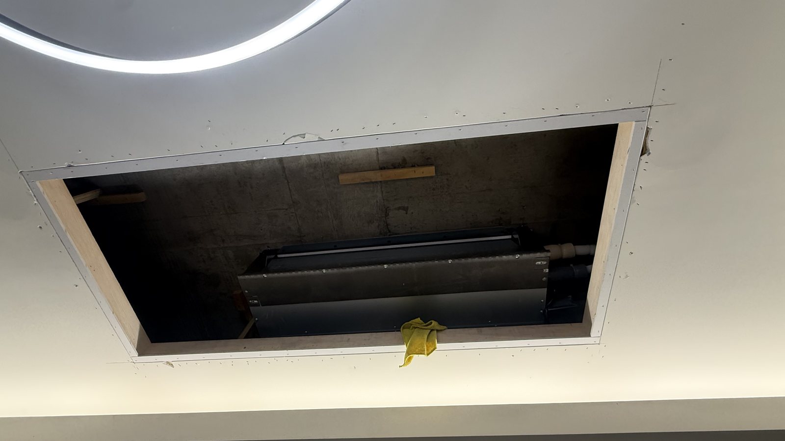 維修孔開立後露出吊隱式機體